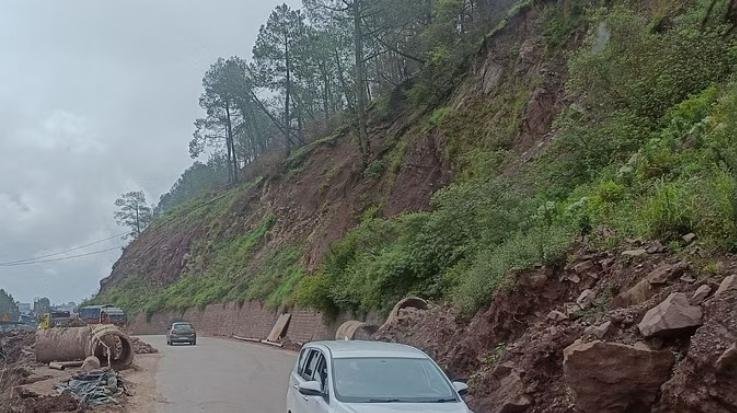 Danger continues on Kalka-Shimla NH, big stones stuck on hills