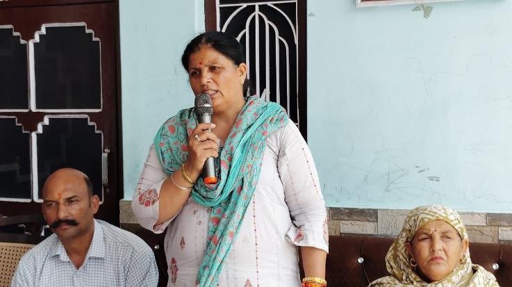 Hoshiar Singh, tell why salary was not distributed among the public: Kamlesh