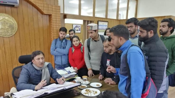 दो साल से बंद पड़ी है कंप्यूटर लैब, कम्प्यूटरों पर जम गई है धुल