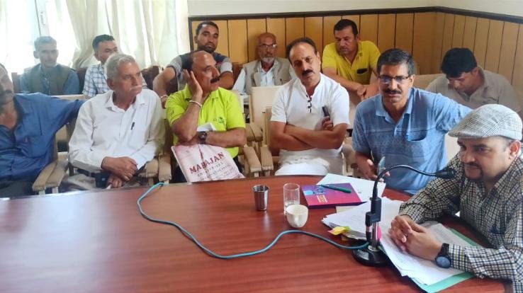 A meeting of fruit growers and truck operator union was held under the chairmanship of SDM in Karsog.
