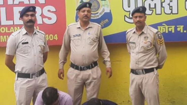 Solan police arrested two accused with chitta