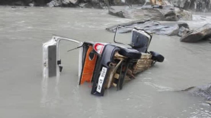 Car falls into Ravi river in Himachal's Chamba, one dead, one injured