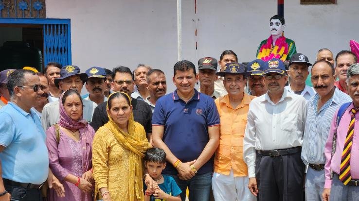 On 'Kargil Vijay Diwas', MLA Prakash Rana felicitates the wife of the martyred hero.