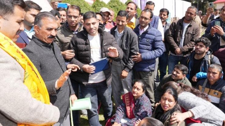 Himachal: Unemployed Art Teachers Association expressed objection over closure of schools.