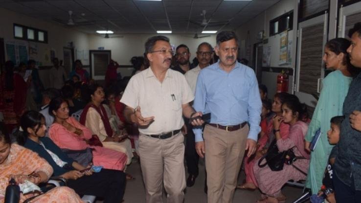 Bilaspur: Minister Rajesh Dharmani reached the hospital without informing, panic in the hospital management.