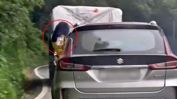 Shimla: Making a reel by hanging from the car became expensive, police issued challan, license suspended