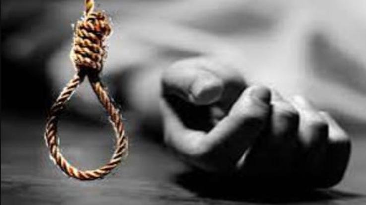 Kangra: A person hanged himself from the pole by tying a rope in the jarudi of Khundiya, the fun ended.