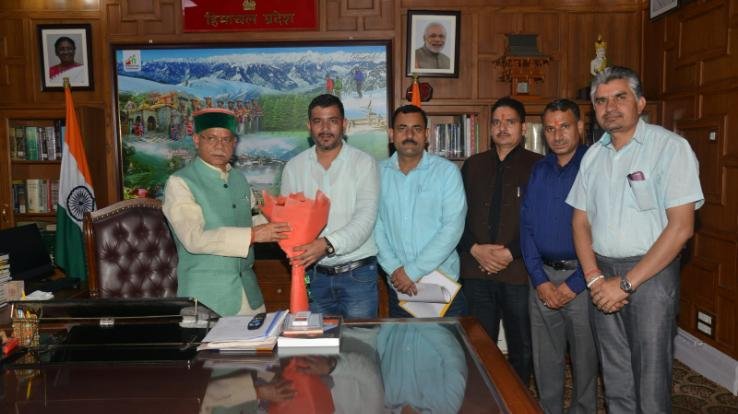 The delegation of New Pension Scheme Employees Federation met Shiv Pratap Shukla under the chairmanship of State President Pradeep Thakur.