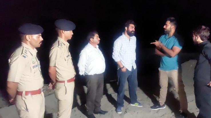 Una: DC himself raided late night, two FIRs against miners