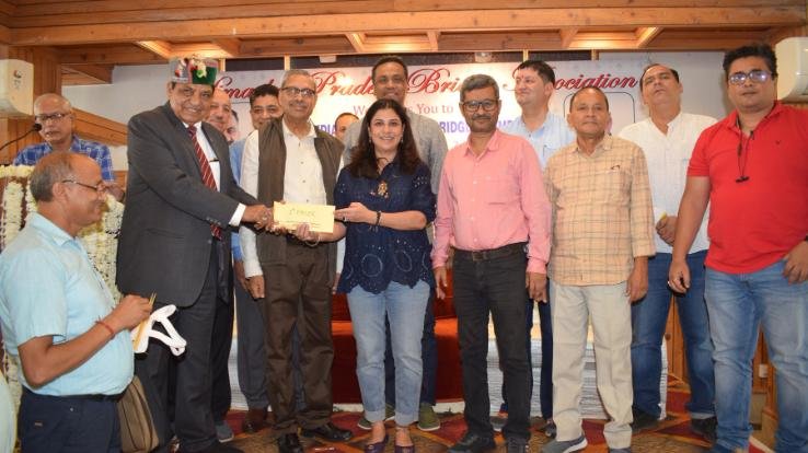 Dr. Shandil honored the winners of the 8th All Over India Himachal Open Bridge Competition