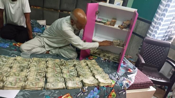 Sirmaur: More than Rs 59 lakh cash found in the cupboard of drug mafia's house