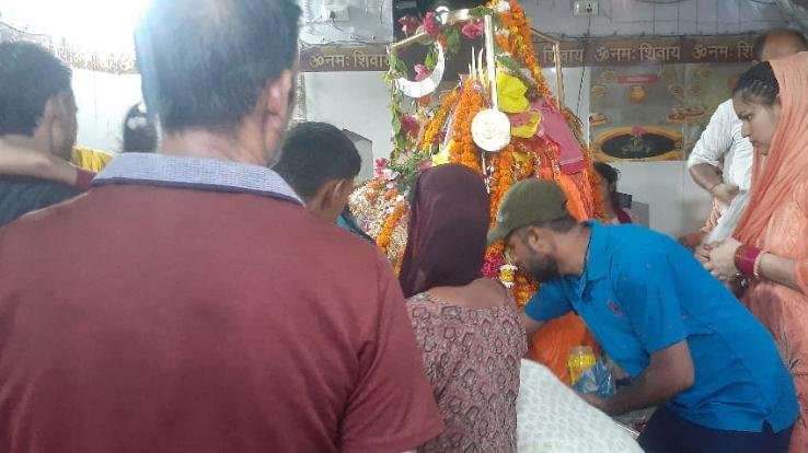 On the holy Monday of Sawan, there was a rush of devotees since morning to have darshan of the ancient Shivalinga.