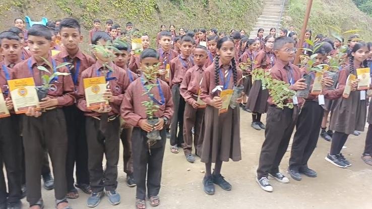 Kangra: Smile Foundation Khundian distributed fruit plants to students