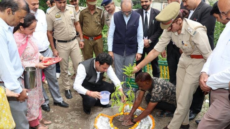 Solan: District and Sessions Judge urged everyone to play their role in environmental protection by planting trees.
