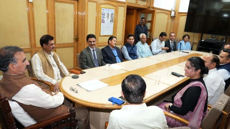 18 probationary officers met the Chief Minister