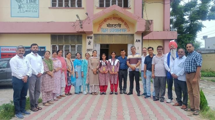 Indora: Riya and Kalpana of school Mohatli selected for state award.