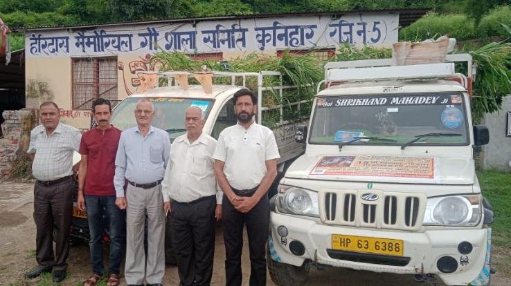 On the occasion of Sawan month, Vikas Sabha and Pensioner Association Kunihar donated green grass.