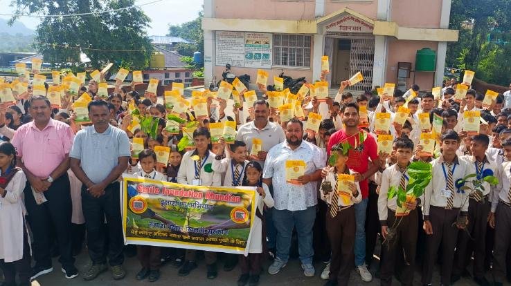 Khundiya: Fruit plants distributed to students for environmental protection