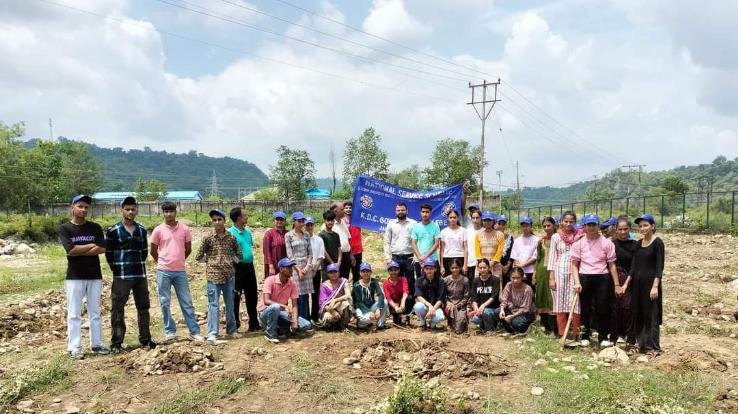 Jaisinghpur: For environmental protection, students planted saplings in Kangehan Gaushala.