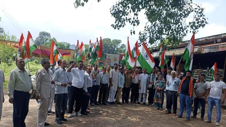 Jaisinghpur: Tricolor flag campaign for every house started from Alampur