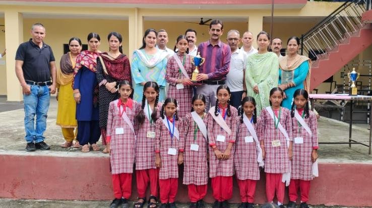 Jaisinghpur: Students of Kotlu School captured the Kho-Kho trophy.
