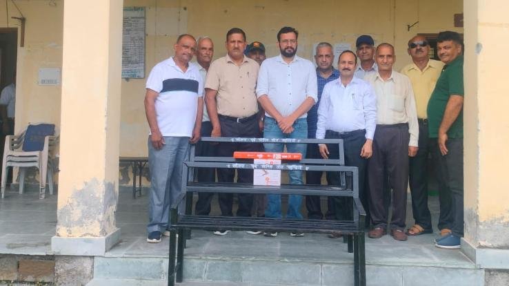 Jwalamukhi: Former soldiers of Khundian donated fans and benches in the tehsil office.