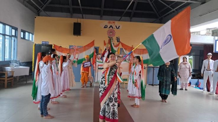 Solan: 78th Independence Day celebrated by the students of Dayanand Adarsh ​​Vidyalaya Solan