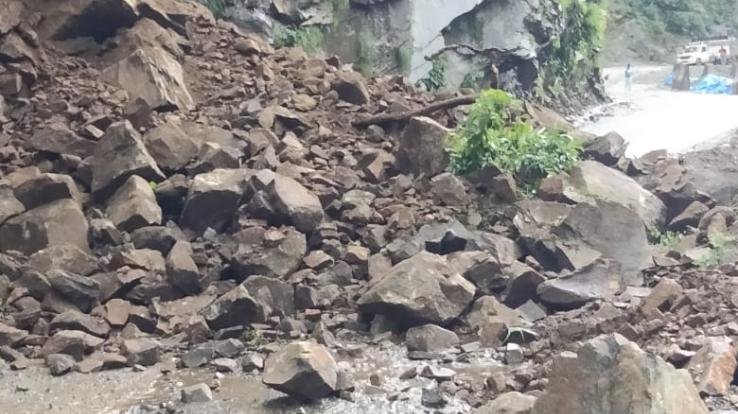 Mandi: Landslide on Chandigarh Manali NH, road closed near 4 miles due to debris.