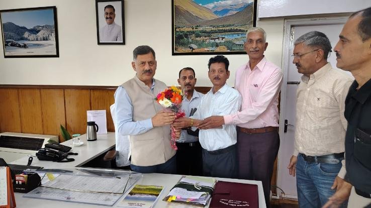 A delegation of Electricity Board technical employees met the Electricity Board management class.