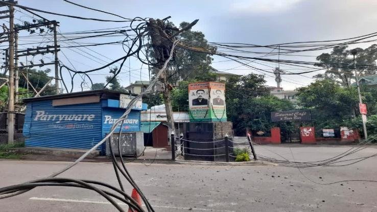 Hamirpur: Speeding truck collides with electric pole, Hamirpur-Sujanpur via Anu road closed