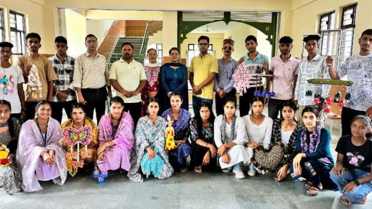 Khundia: Commerce department of the college organized a product exhibition competition today.