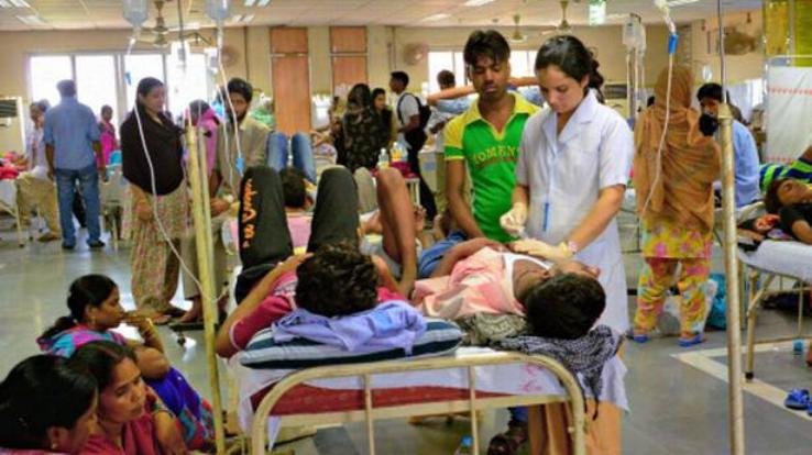 अस्पताल में अटेंडरों का जमावड़ा