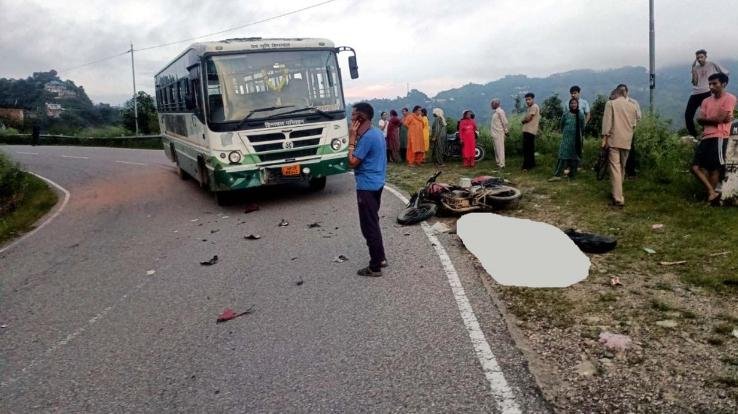 Mandi: Bus and bike collide at the turn, bike rider dies on the spot