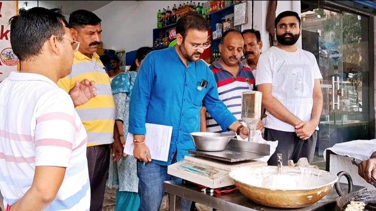 Development Block Officer Tanmay Kanwar conducted surprise inspection of shops in Kunihar Market.