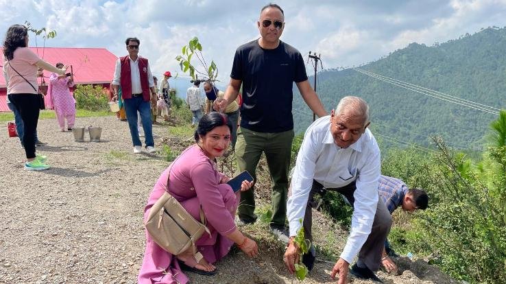 Solan: Well-known cultural, literary and social organization Philfot Forum planted saplings.