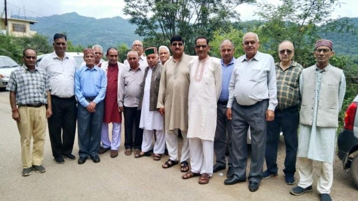 Kunihar: Pensioners reached the house of Purushottam Sharma to console his family.