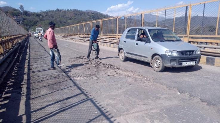 बिलासपुर युवा कांग्रेस के संघर्ष की बहुत बड़ी जीत ,कंदरौर पुल की मरम्मत आरम्भ : आशीष ठाकुर