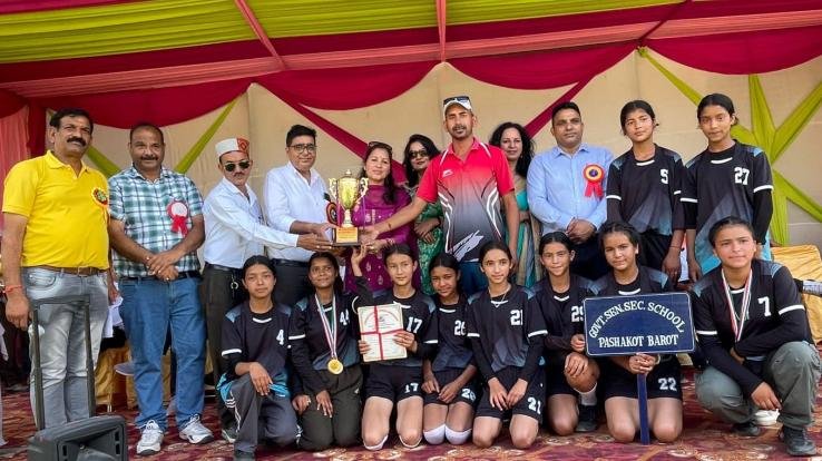 Mandi: Girls players of Barot School won the district level handball competition.