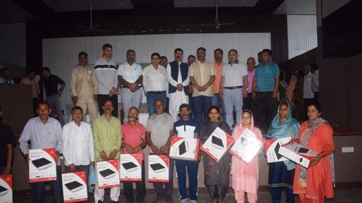 Bilaspur: Induction and solar lamps distributed to 150 registered workers of Sadar Vidhan Sabha