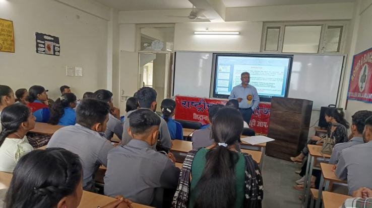 Lecture on drug prevention by former Narcotics Control Officer Om Prakash Sharma at Jwalaji Mahavidyalaya.