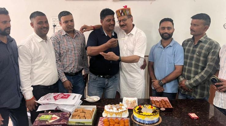 Jaisinghpur: MLA celebrated 62nd birthday with workers
