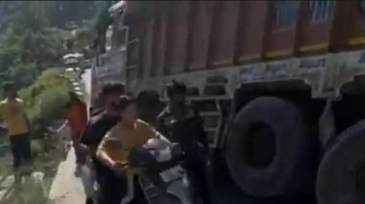Jam started due to truck getting stuck on the bridge in Solan, people were waiting for the jam to open since 3 in the morning