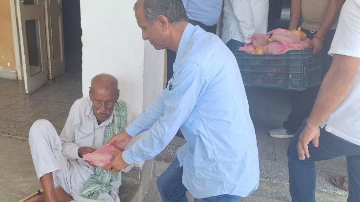 Fruits distributed in hospital on the birthday of former Dehra MLA Hoshiar Singh