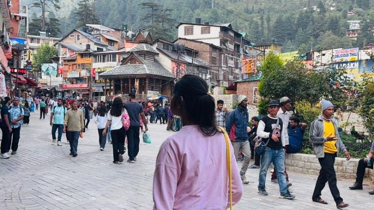 Himachal: Manali buzzing with tourists, businessmen busy preparing for Dussehra