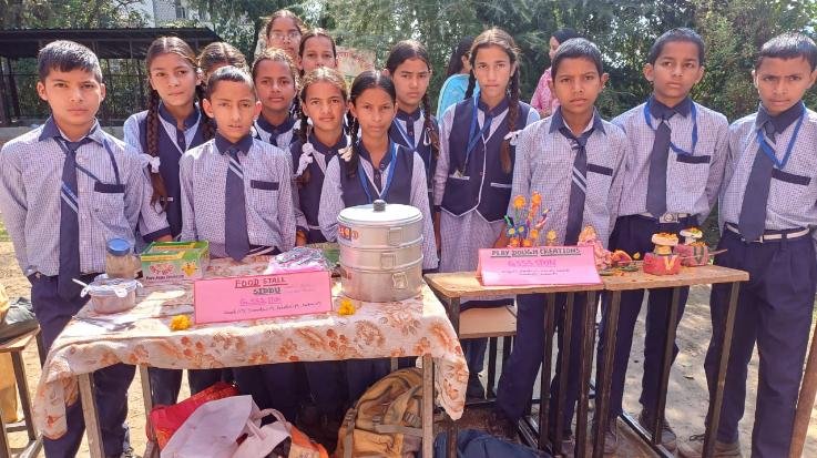 Padhar: The meritorious students of Sahal School dominate the children's fair organized at the cluster level.