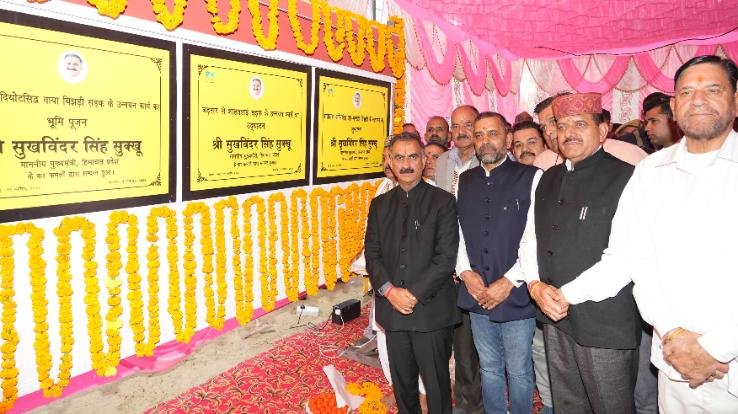 Hamirpur: Chief Minister gave many gifts to the people of Badsar assembly constituency