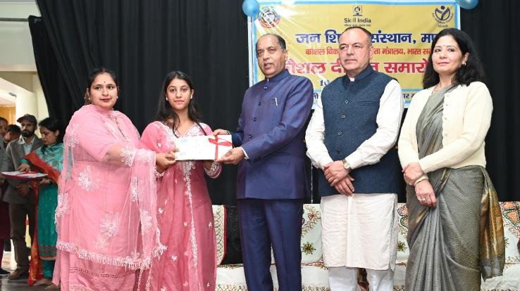 Former Chief Minister Jairam distributed certificates at the convocation ceremony of Jan Shikshan Sansthan.