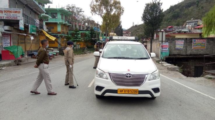 कर्फ्यू के दूसरे दिन किरयाना दुकानों में लगी लोगों की भीड़