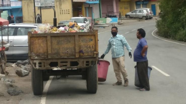 लॉक डाउन के बावजूद स्वछता का संदेश दे रहे ये सिपाही