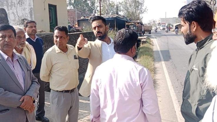 Una: During his visit to Lalsingi, the Deputy Commissioner gave instructions to the officials to install railing on the drain.